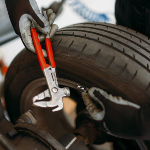 Cómo la alineación y el balanceo mejoran el rendimiento y la duración de tus llantas